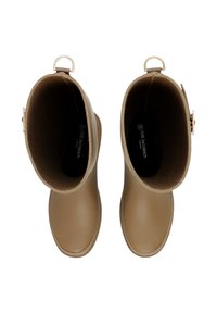 Beżowe gumowe kalosze z gładką powierzchnią, okrągłym noskiem i miękką wyściółką. Posiadają małą złotą pętelkę u góry dla ułatwienia zakładania.