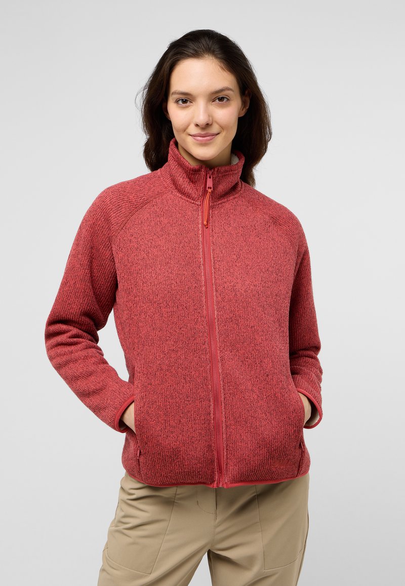 Rote Fleecejacke mit Reißverschluss und hohem Kragen, strukturiertem Strickstoff und Seitentaschen. Mit kontrastierenden Reißverschlüssen und Stichdetails.