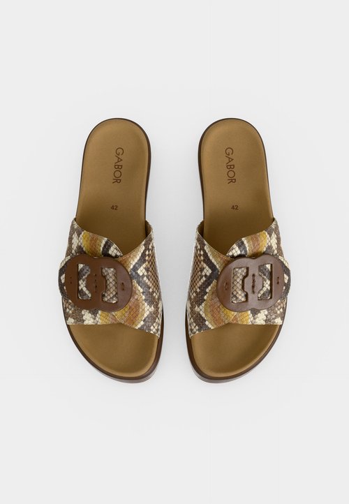 Paire de sandales marron à bout ouvert, à enfiler, avec des brides imprimées serpent et de grandes boucles foncées, taille 42, marque Gabor.