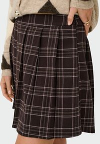 Falda a cuadros marrón con pliegues, con líneas rosas y blancas. Confeccionada en un tejido de textura suave y con una cinturilla ajustada.