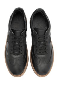 Czarne skórzane sneakersy o teksturowanym wykończeniu, z gumową podeszwą, okrągłym noskiem i sznurowanym wykończeniem.