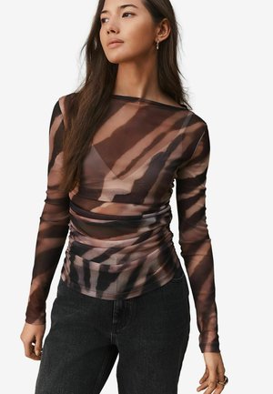 Långärmad, transparent blus med ett brunt och beige abstrakt mönster, med en rynkad design och en vid halsringning. Materialet verkar lätt och något texturerat.
