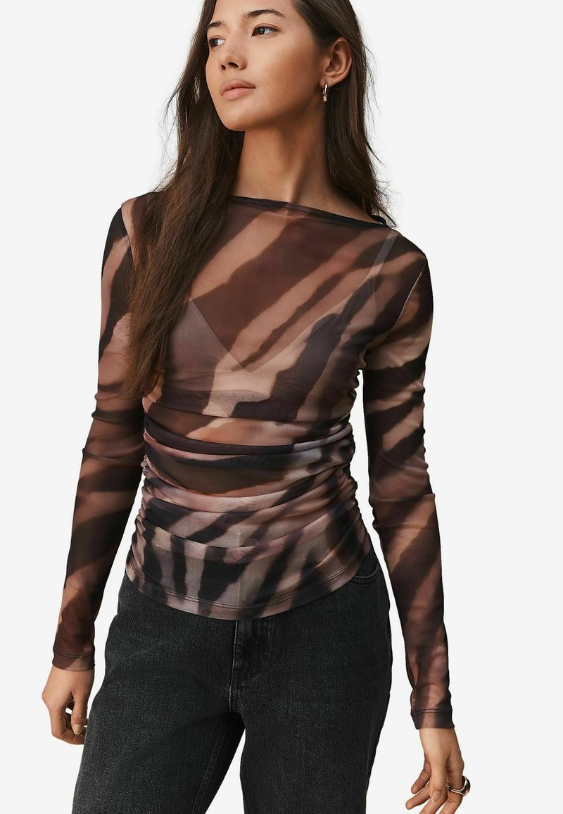 Haut à manches longues et transparent avec un motif abstrait marron et beige, présentant un design froncé et un large décolleté. Le matériau semble léger et légèrement texturé.