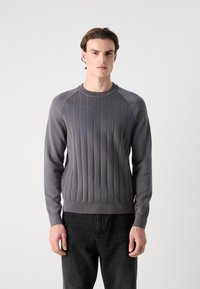 Grauer, gerippter Pullover mit Rundhalsausschnitt und langen Ärmeln, der vertikale Streifen und eine strukturierte Oberfläche aufweist, ergänzt durch einen eng anliegenden Saum.