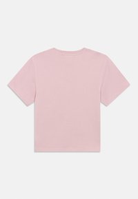 T-shirt de manga curta em algodão rosa claro, apresenta um decote redondo e um corte relaxado, com uma textura suave e costuras limpas.