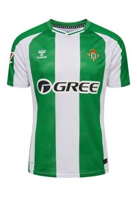 Zielono-biała, w paski, koszulka piłkarska wykonana z oddychającego materiału, z okrągłym dekoltem, logo drużyny i dużym tekstem sponsora na przedzie.