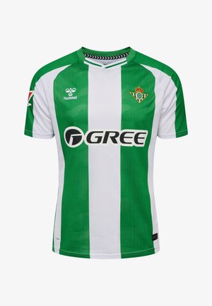 Camiseta de fútbol a rayas verdes y blancas, hecha de tejido transpirable, con cuello redondo, logo del equipo y gran texto del patrocinador en la parte frontal.