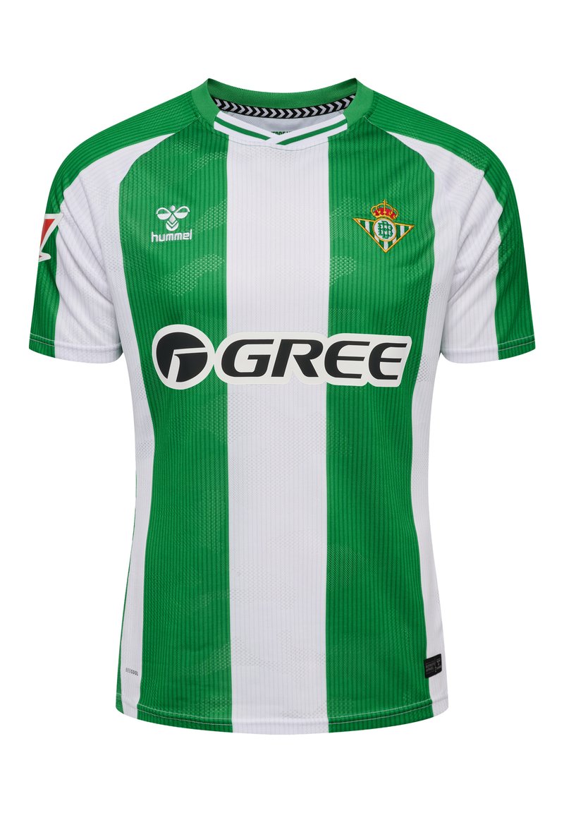 Zielono-biała, w paski, koszulka piłkarska wykonana z oddychającego materiału, z okrągłym dekoltem, logo drużyny i dużym tekstem sponsora na przedzie.