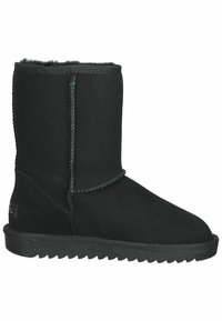Bota negra de altura al tobillo hecha de ante con un suave forro de piel, que presenta una suela de goma texturizada y costuras decorativas a lo largo de los laterales.