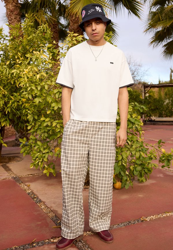 DOUBLE LAYER BADGE TEE UNISEX - Basic T-shirt - ecru3