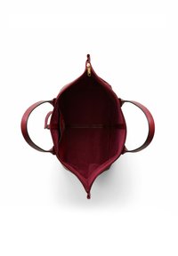 Burgundi nahkakäsilaukku, jossa on vetoketjukiinnitys, avara sisustus, jossa on vetoketjun tasku ja pehmeä pinta, sekä kaksinkertaiset kahvat kantamista varten.