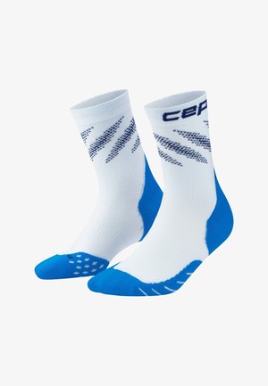 Weiße Sportsocken mit blauen Akzenten, die ein strukturiertes Muster am Schaft und eine verstärkte Spitze aufweisen. Der Markenname ist in Marineblau sichtbar.