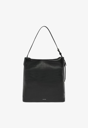 Bolso de hombro de cuero negro con una textura suave, forma rectangular y una correa única. Presenta un logo sutil en la parte inferior del centro.