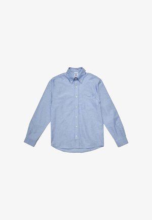 Camicia azzurro chiaro a manica lunga con colletto abbottonato e taschino sul petto sinistro, mostrata su sfondo bianco.
