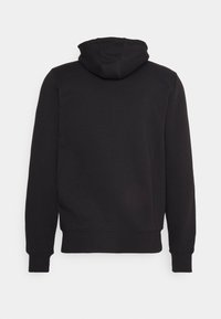 Felpa nera con cappuccio caratterizzata da un design semplice, maniche lunghe, polsini a coste e una texture morbida. Non sono visibili grafiche o motivi.