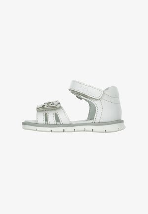 Sandal in cuoio bianco con cinturino regolabile, decorazioni floreali sulla tomaia, design aperto e suola in gomma flessibile per il comfort.