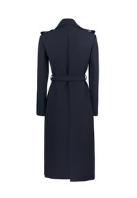 Cappotto impermeabile blu navy con maniche lunghe, vita cintata e spacco posteriore. Collo classico e spalline sulle spalle. Texture del tessuto liscia.