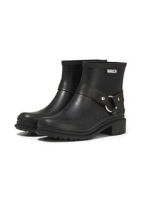 Bottes noires en caoutchouc à la cheville avec une finition texturée, dotées d'un large bande en cuir et d'un accent en anneau argenté. Semelle en caoutchouc épaisse pour une meilleure traction.
