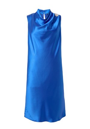 Mouwloze koningsblauwe satijnen jurk met gedrapeerde halslijn en een klein zilveren brochedetail op de linker schouder.