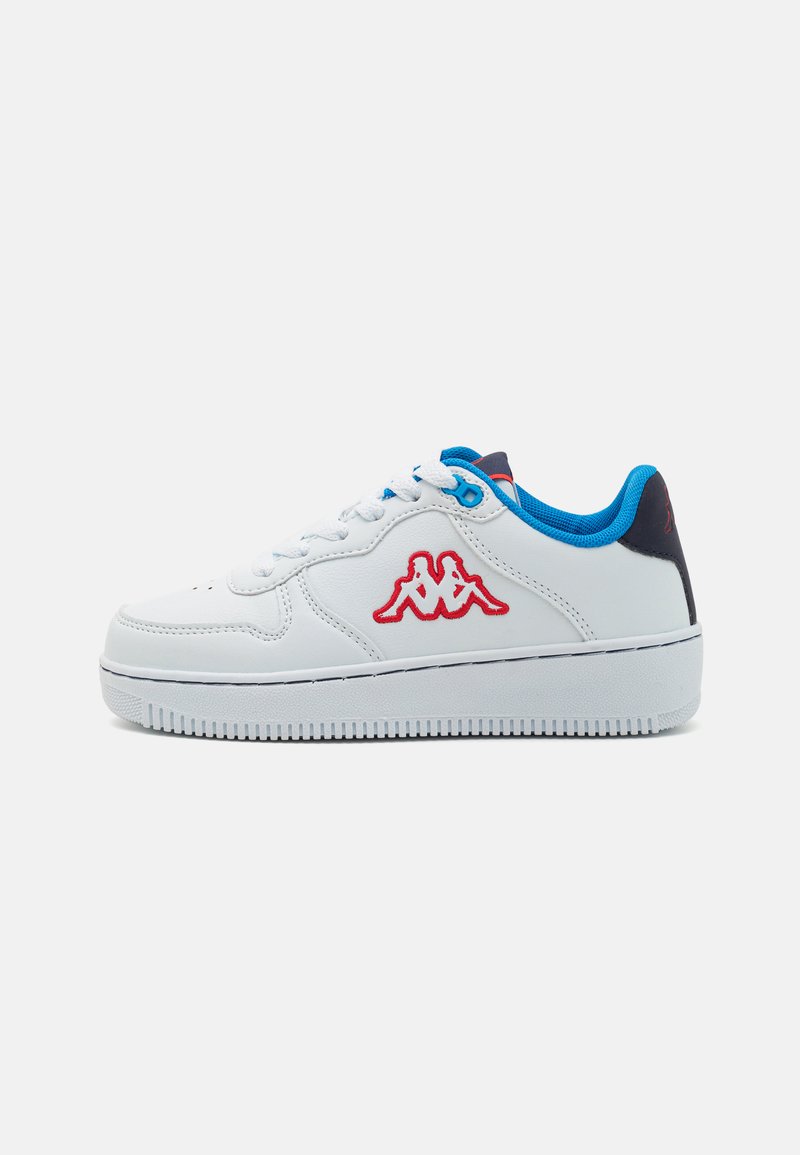Baskets blanches en cuir lisse, avec des accents bleus et un logo brodé rouge. Elles possèdent un laçage et une semelle en caoutchouc texturée.