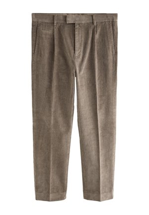 Herren-Taupe-Cordhosen mit Gürtelschlaufen, Seitentaschen, vorderen Falten und Bügelfalte entlang der Beine, flach auf weißem Hintergrund dargestellt.