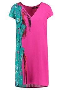 Kurzärmliges Kleid mit einem lebendigen pinken Körper und einem grünen Seitenpaneel mit floralem Muster und Fransenakzenten. V-Ausschnitt-Design.