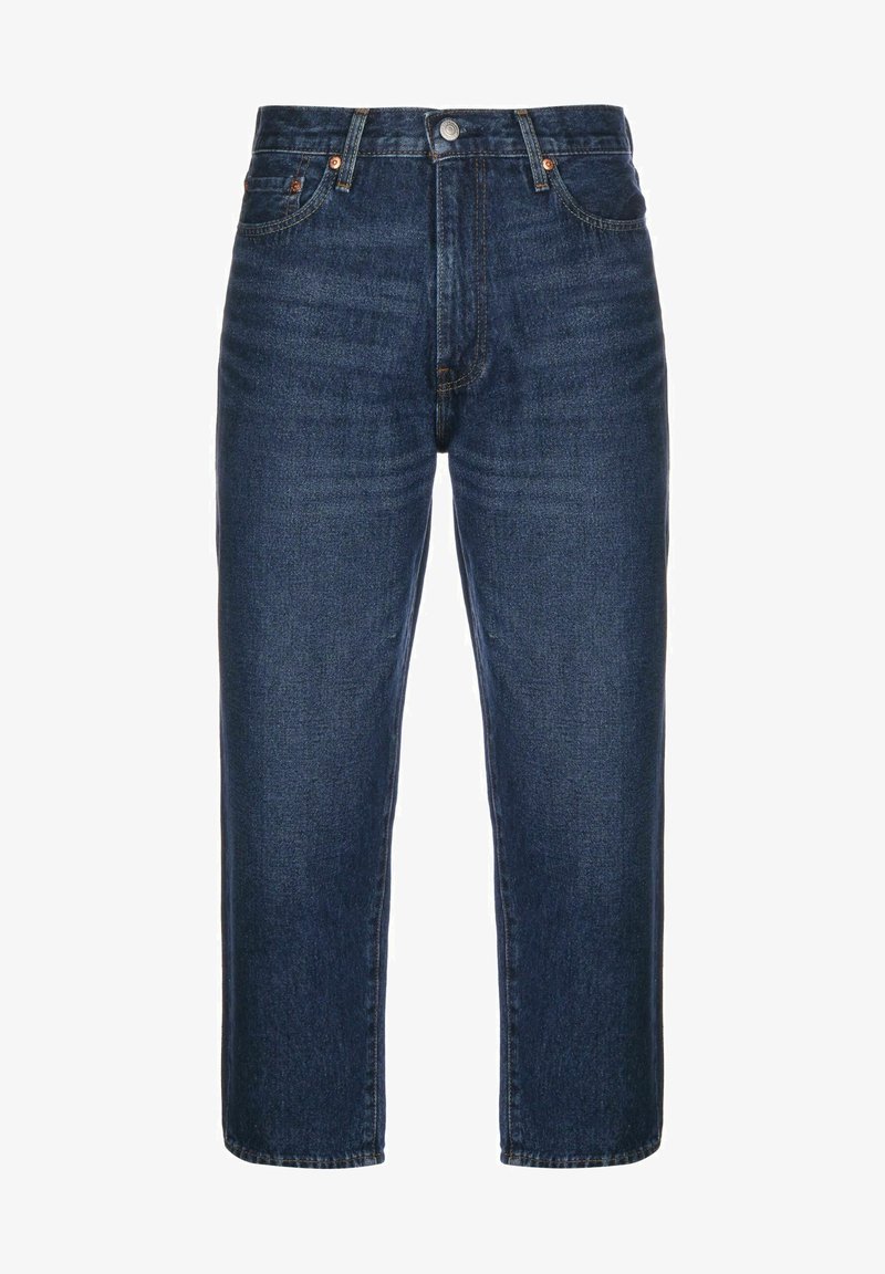 Jean droit en denim bleu foncé avec bouton et fermeture éclair à l'avant, style cinq poches avec détails de coutures visibles.