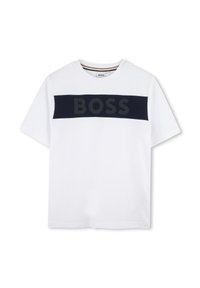 Camiseta blanca de manga corta con una banda horizontal azul marino oscuro que lleva "BOSS" en letras negritas, escote redondo y corte regular.