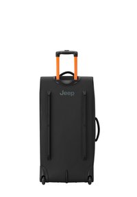 Valigia nera con manico telescopico arancione e manico superiore per il trasporto. Presenta una superficie testurizzata e quattro ruote per la mobilità. Logo Jeep visibile.