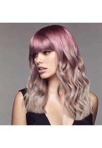 Cheveux longs présentant un dégradé de teintes rose et blonde, coiffés en vagues lâches avec une frange droite. Texture lisse et finition brillante.