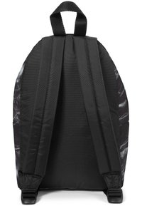 Mochila negra con una forma texturizada y curva. Presenta correas de tela acolchadas y una asa en la parte superior. La parte trasera muestra un patrón veteado en gris y blanco.