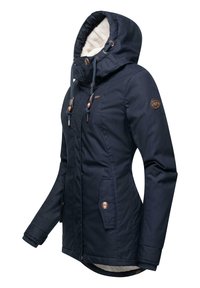 Veste imperméable bleu marine avec capuche, dotée d'une doublure douce couleur crème, d'accents en boutons et de cordons de serrage réglables.