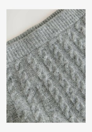 Țesătură moale din gri tricotat cu modele de cablu împletit verticale și margine rib knit în partea de sus.