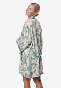 Lekka satynowa szlafrok w kolorze kremowym z dużymi, tealistymi abstrakcyjnymi wzorami, z rękawami kimono i paskiem do zawiązania.