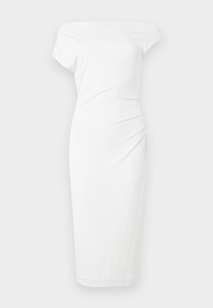 Balta off-the-shoulder kleita, izgatavota no gluda stiepjama auduma, pielāgota silueta, līdz ceļgaliem, ar drapējumu detaļām jostasvietā.