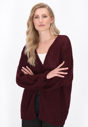 Burgundin neulecardigan, jossa on V-kaula-aukko, pitkät hihat ja sivuhalkiot. Se on varustettu teksturoidulla kuviolla ja rentolla istuvuudella.