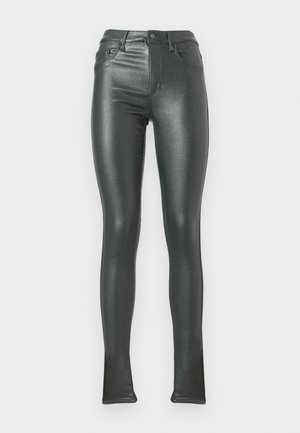 Leggings noirs brillants taille haute, coupe ajustée. Ils comportent une fermeture par bouton, cinq poches, et une texture lisse et réfléchissante.