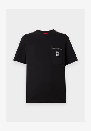 T-shirt noir à manches courtes avec des surpiqûres blanches aux épaules et à la poche, comportant un logo floral blanc et le texte "HUGO" sur la poche poitrine.
