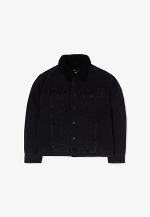 Giacca in denim nera con colletto foderato in sherpa, due tasche frontali, chiusura con bottoni e vestibilità dritta.