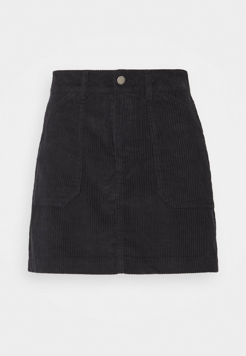 Svart corduroy kjol med figursydd midja, två framfickor och metallknappstängning. Har vertikal ribbad textur och kort längd.