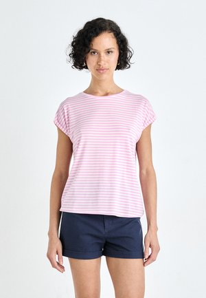 T-shirt a righe rosa chiaro e bianche con collezione rotonda e maniche corte arrotolate, abbinato a pantaloni corti navy, realizzati in un materiale morbido.
