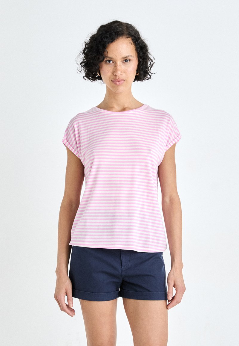Ljust rosa och vit randig T-shirt med rund hals och korta, rullade ärmar, kombinerad med marinblå shorts, tillverkade av ett mjukt material.