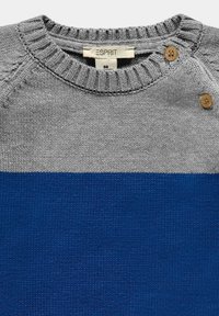 Szary i niebieski sweter robiony na drutach z okrągłym dekoltem, wyposażony w dwa drewniane guziki na ramieniu i gładką strukturę.