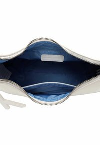Borsa sintetica bianca con interno blu chiaro. Presenta una chiusura con zip e una tasca per organizzare gli oggetti.