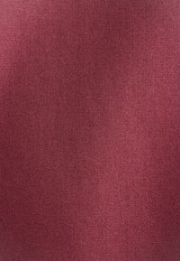 Tessuto in una tonalità di borgogna profondo, caratterizzato da una superficie liscia e un motivo di tessitura uniforme. Non sono presenti accentuazioni o variazioni rilevanti.