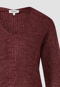 Burgundowy sweter z dzianiny z dekoltem w serek, z prążkowaną teksturą oraz metką marki s.Oliver z rozmiarem 36.