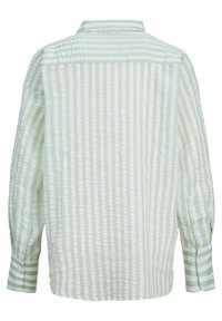 Camisa de color verde claro con rayas verticales blancas, presenta un cuello con solapa, mangas largas y puños abotonados. Textura suave.