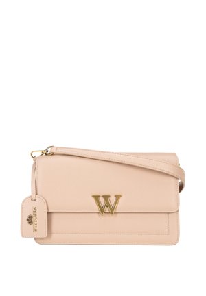Borsa a tracolla in pelle di morbido beige con logo dorato "W." Presenta un design piatto, una tracolla regolabile e un'etichetta con il nome del brand. Texture liscia.