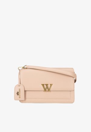 Leren crossbody tas in zacht beige met gouden logo 'W.' Heeft een plat ontwerp, een verstelbare schouderband en een label met de merknaam. Glad textuur.