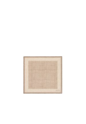 Tissu carré beige avec un motif à carreaux clair, bordé d'une bande unie plus claire et fini par un bord tressé.